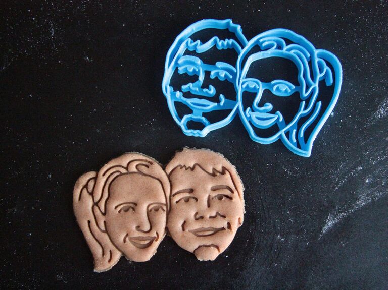 Custom cookie cutter di un paio di facce nella foto con pasta biscotto esempio's faces pictured with cookie dough example