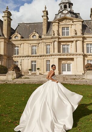 Princess silhouette bridal gown in mikado. Half-moon neckline with removable dropped straps. Zipper closure at the back.