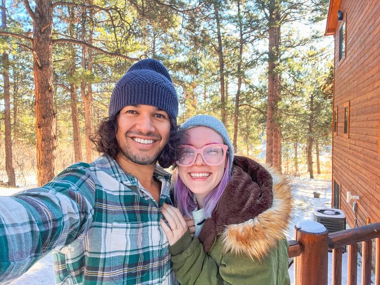 ENGLISH:
Newly engaged, Rosie and Oscar head to chilly Colorado for a surprise visit with Rosie's family. Soon after, Oscar's parents come to visit them in Taiwan. 

ESPAÑOL:
Recién comprometidos, Rosie y Oscar se dirigen al frío Colorado para una visita sorpresa con la familia de Rosie. Poco después, los padres de Oscar vienen a visitarlos en Taiwán.