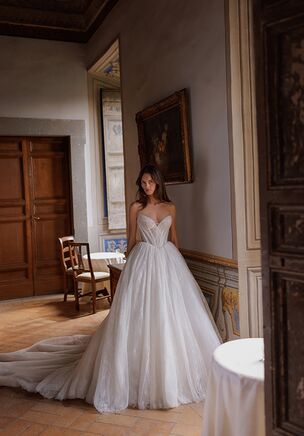 Cinderella gown: heart-shaped neckline detailed corset and voluminous skirt made of semi-matte fabric.