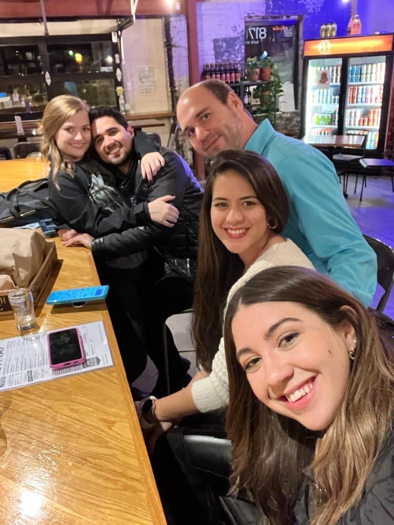 NYE having drinks with the gang! oh Bailey was working at West 6th brewery.. free beers!! // ¡NYE tomando tragos con todos! Oh, Bailey estaba trabajando en la cervecería West 6th... ¡cervezas gratis!