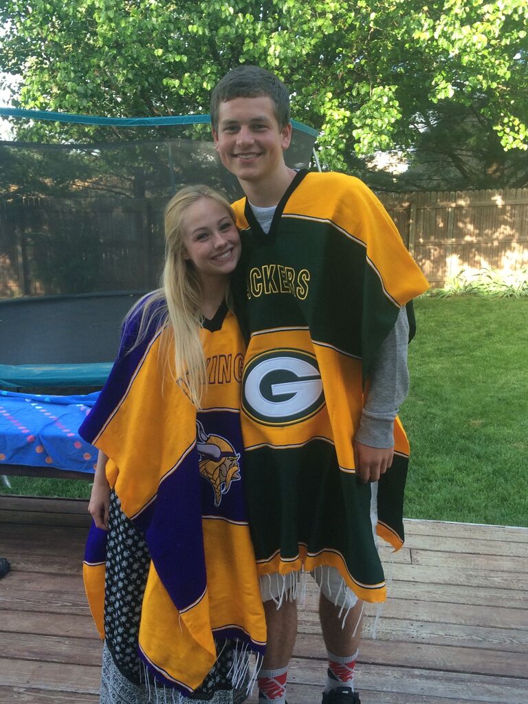 Nick & Delaney sport rival ponchos!