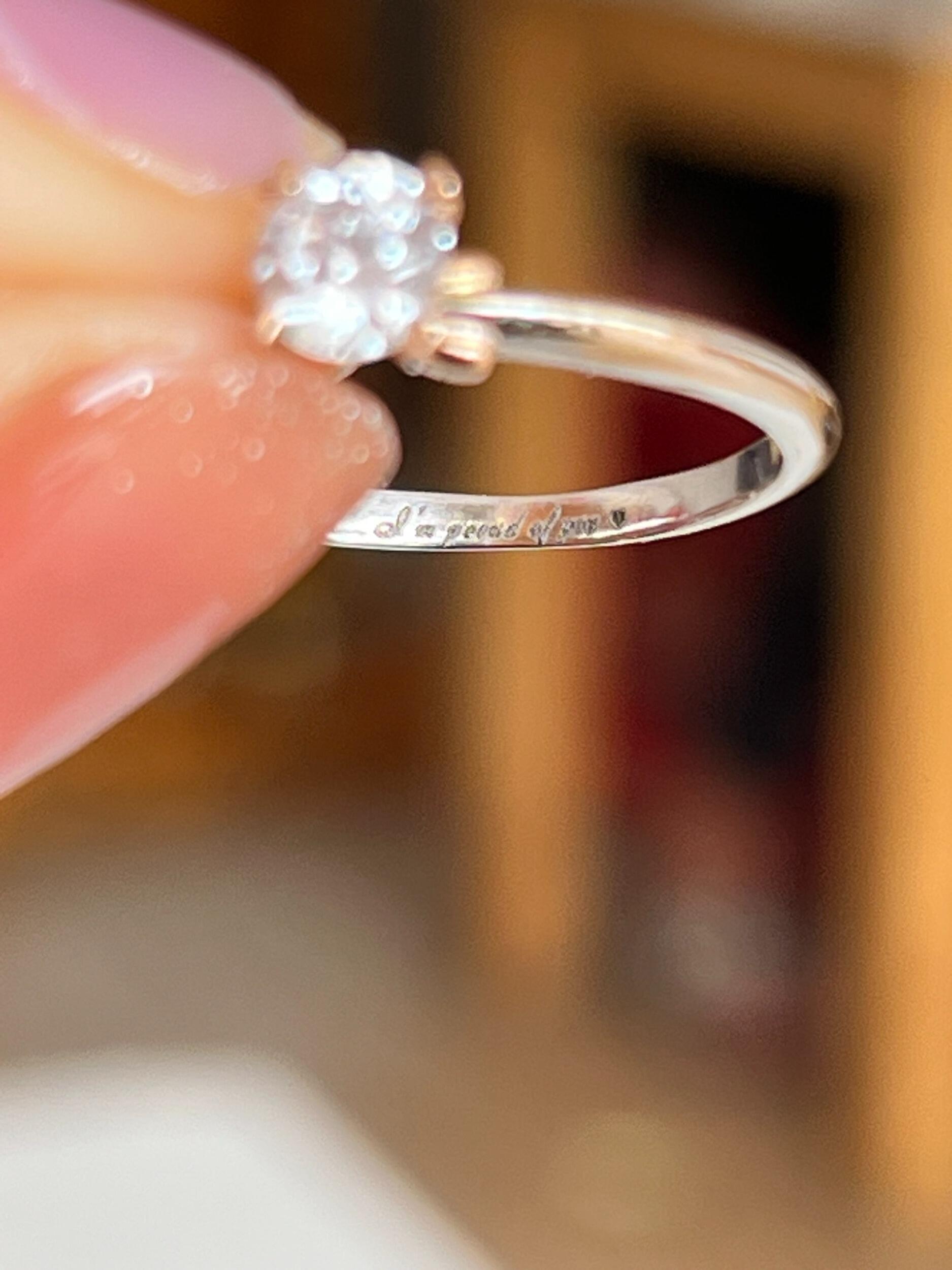 The ring writes: "I'm proud of you [heart]"
...Until now, Haylie doesn't really get what it means =)))))