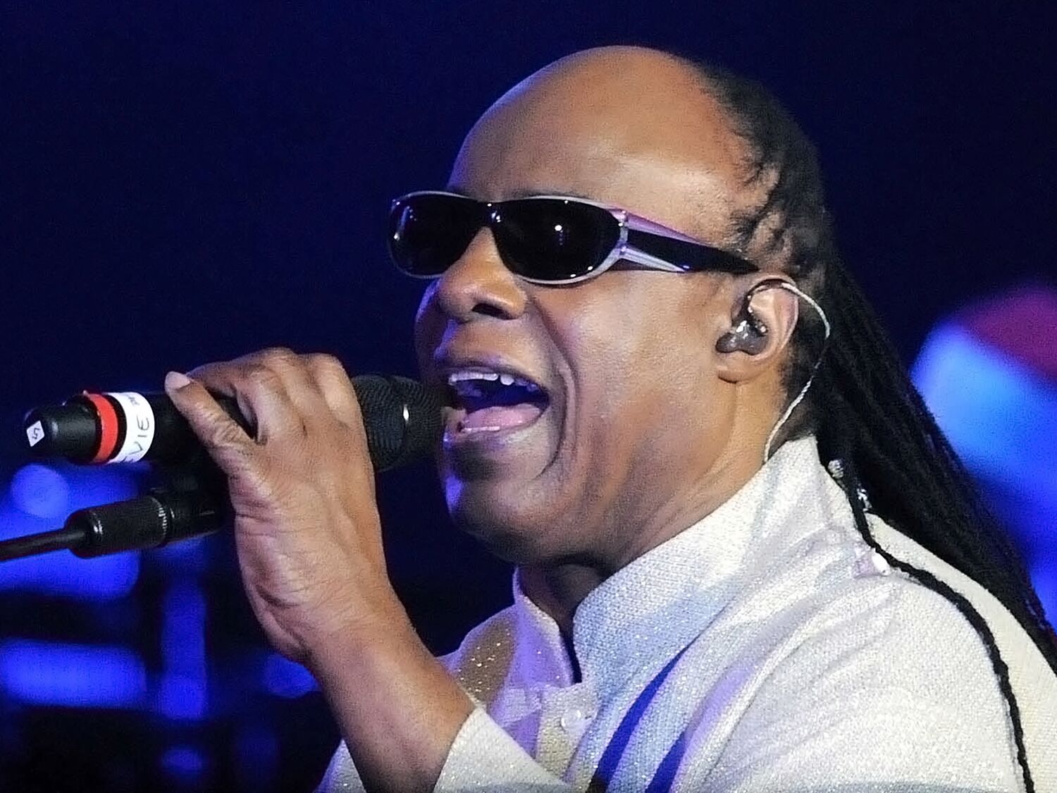 Stevie Wonder singing at his concert.