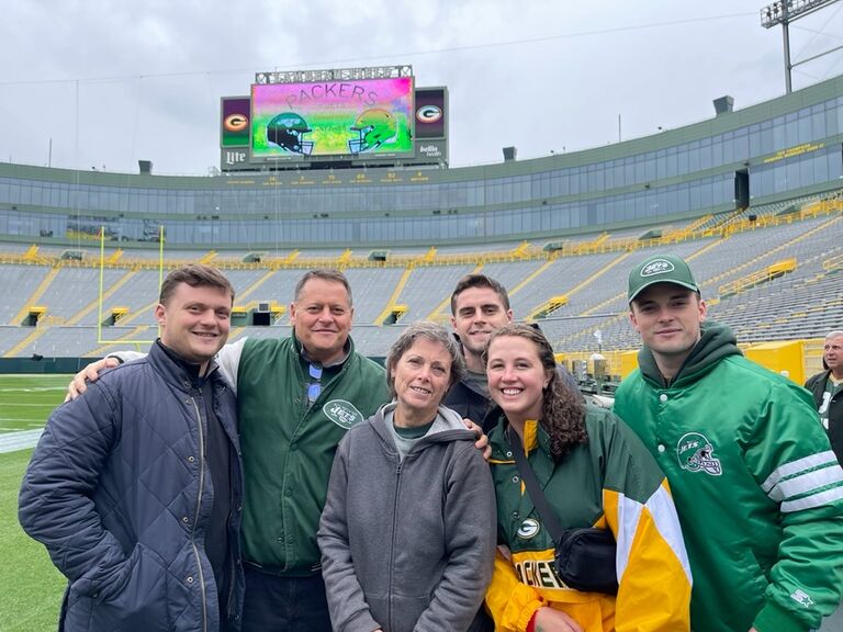 The Jaroslawski's take a trip to Kimo's home turf at Lambeau Field. When the two families get together for a football game, the Jets never lose! (@Kimo we should look into this!)