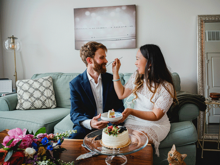 Ζευγάρι τεμαχίζει γαμήλια τούρτα στο σπίτι