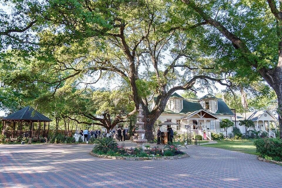 Oak Tree Manor outdoor wedding venue