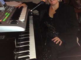 Maureen Smith - Pianist • Vocalist • Keyboards - Singing Pianist - Barrie, ON - Hero Gallery 3