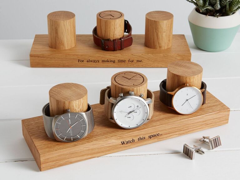 Due in legno, orologio, display stand inciso con simpatici giochi di parole