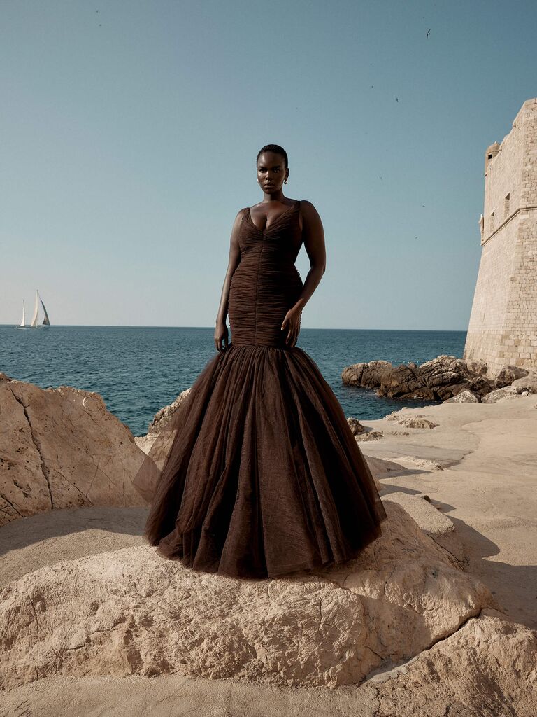 Black mermaid style wedding dress, fashion trends 2024