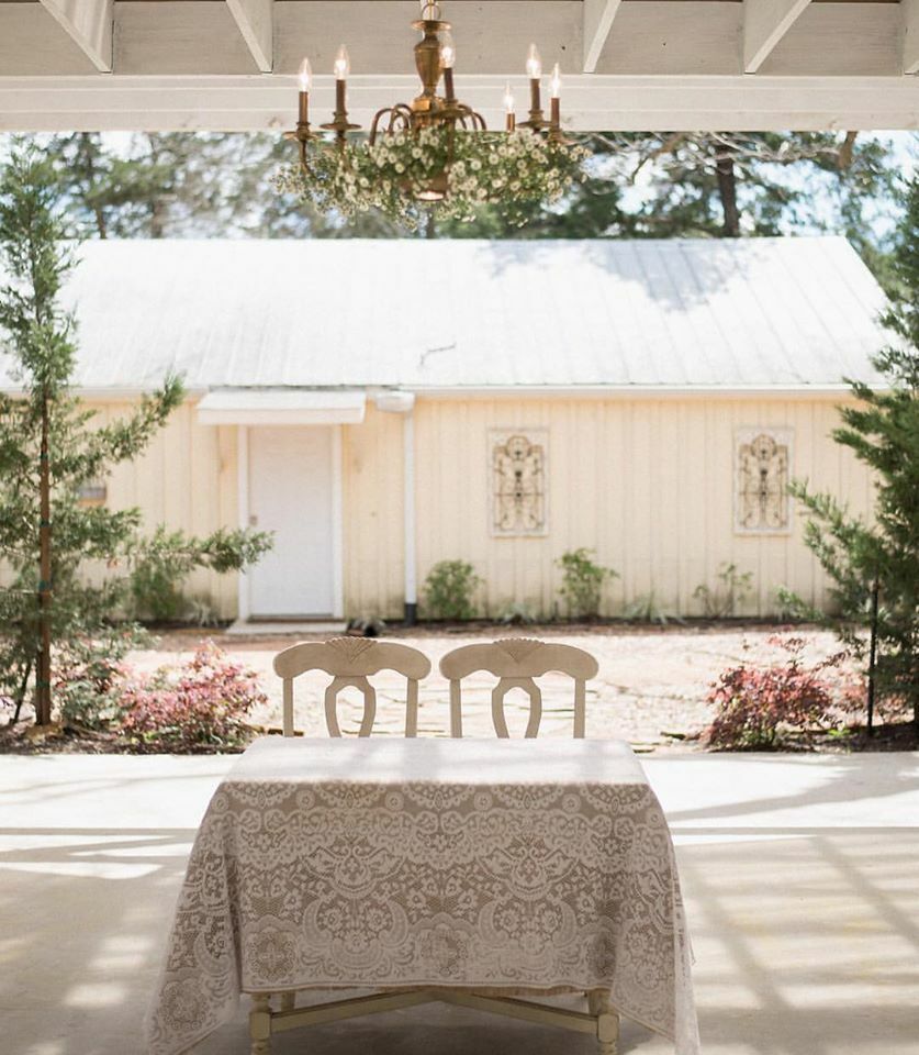 Hodge Podge Lodge outdoor wedding venue head table