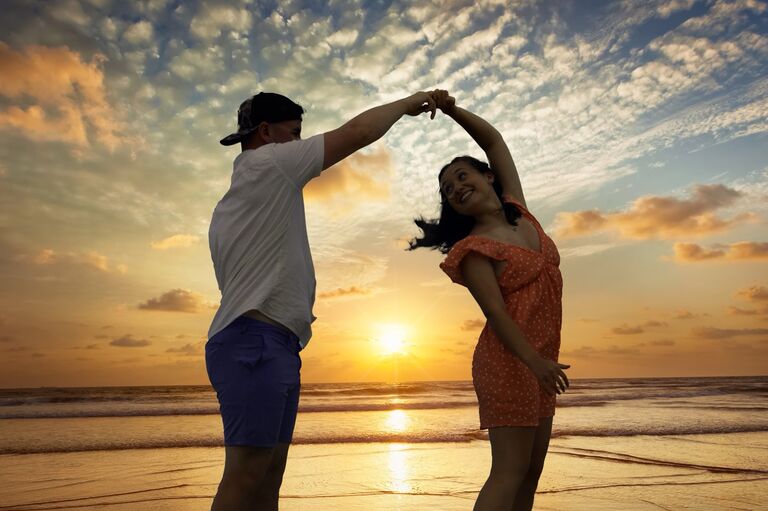 Emmett and Julianna get engagement photos taken on the beach by the very talented, Carmen Agnew. 