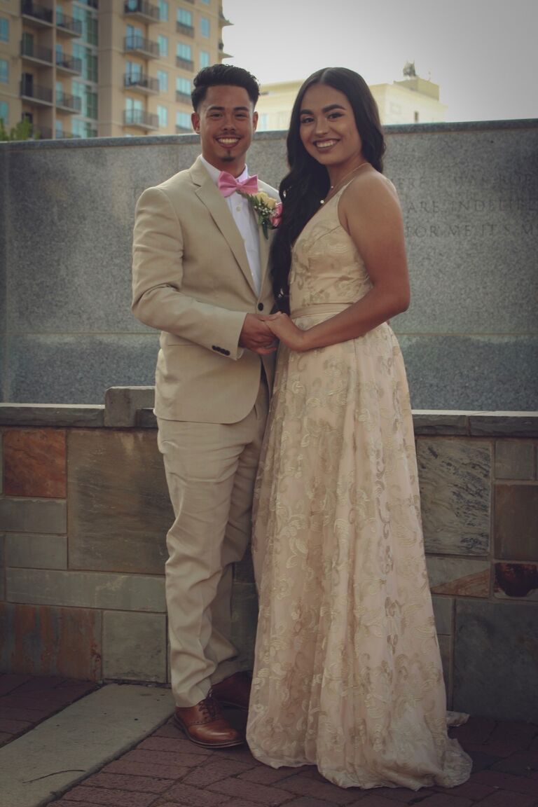(ENGLISH)Before they graduated high school, they  went to their senior prom together as well. 

(ESPAÑOL)Antes de graduarse de la high school, también fueron juntos a su segundo prom. 