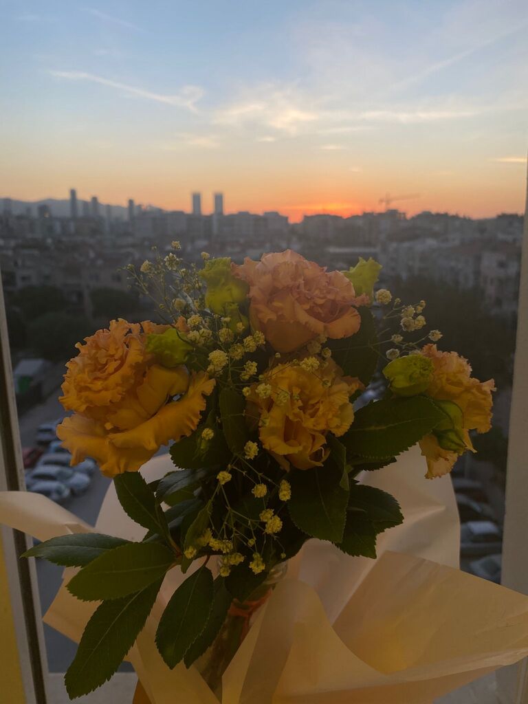 Mehmet bought Mariela's favorite flowers (something that she asked God as a sign)