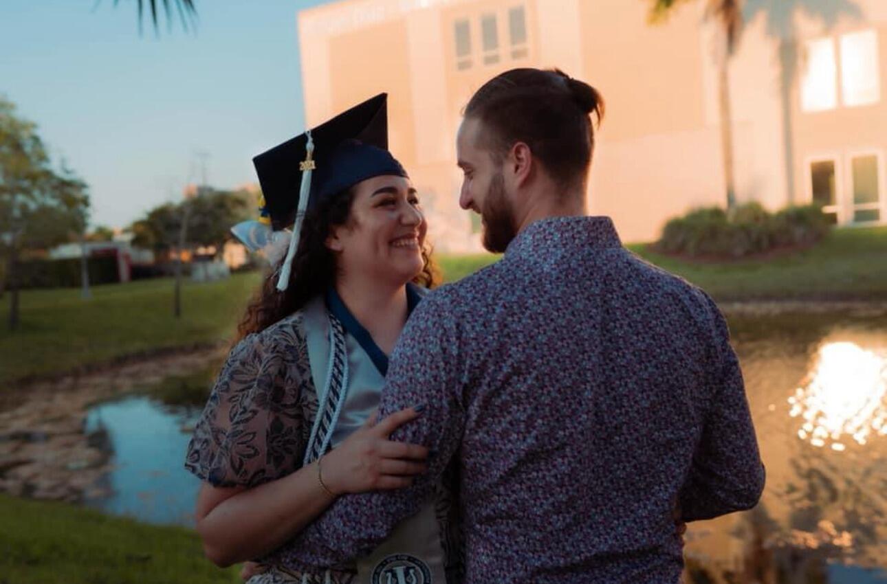 Rachel invited Josué to her Bachelor’s graduation photoshoot, joking that some of the pictures looked like engagement photos. • Rachel invitó a Josué a sus fotos de graduación de Bachillerato, bromeando que algunas parecían fotos de compromiso.
