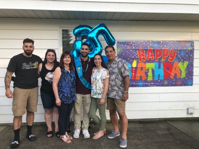 Joe's Surprise 25th Birthday! 
¡Fiesta sorpresa del 25 cumpleaños de Joe!
