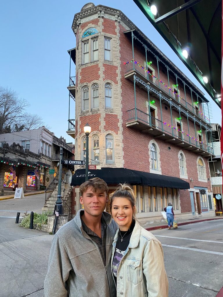 Second Christmas in Missouri! Road-trippin' & staying in Eureka Springs, AR along the way.