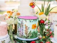 Single-tier wedding cake with garden-inspired decorations