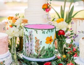 Single-tier wedding cake with garden-inspired decorations