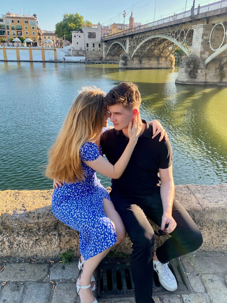 🇪🇸: El 15 de julio de 2023, Sean le pidió matrimonio a Eu junto al puente en el que se habían conocido siete años antes. Y, si has recibido este enlace, ya puedes imaginarte el resto de la historia. |


🇺🇸: On July 15th, 2023, Sean proposed to Eu by Triana Bridge, where they first met seven years before. If you’ve read this far, you might be able to guess how Eu answered. 
