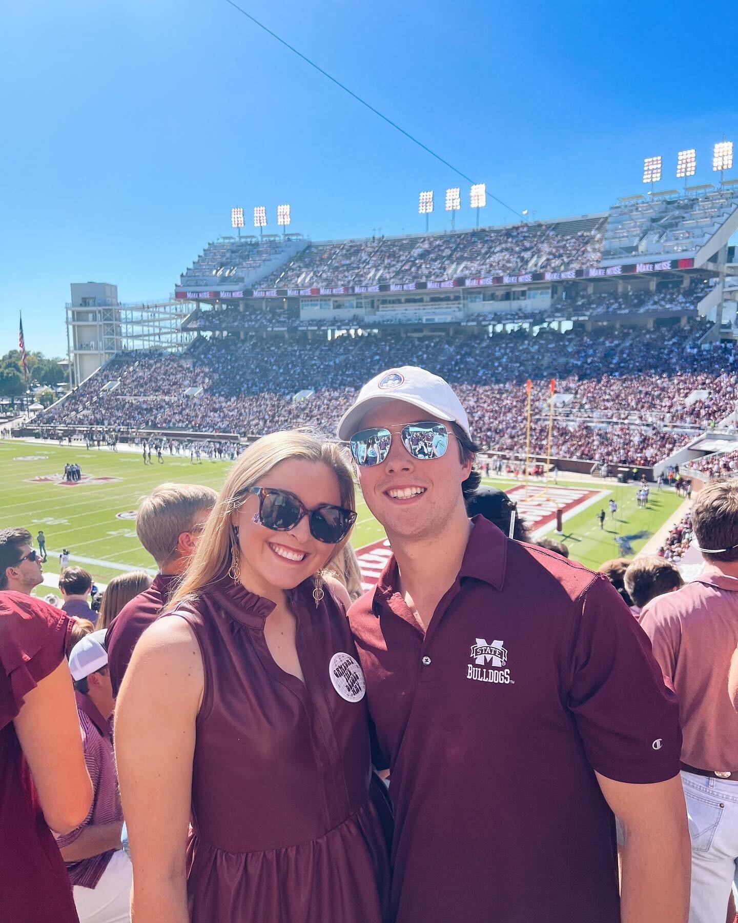 Cheering on the dawgs! 