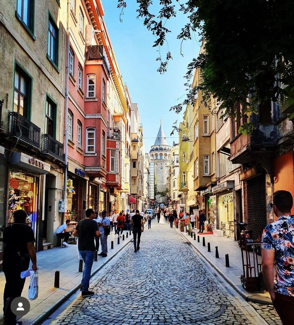 Yes, that's Tom on the right in the flowery shirt