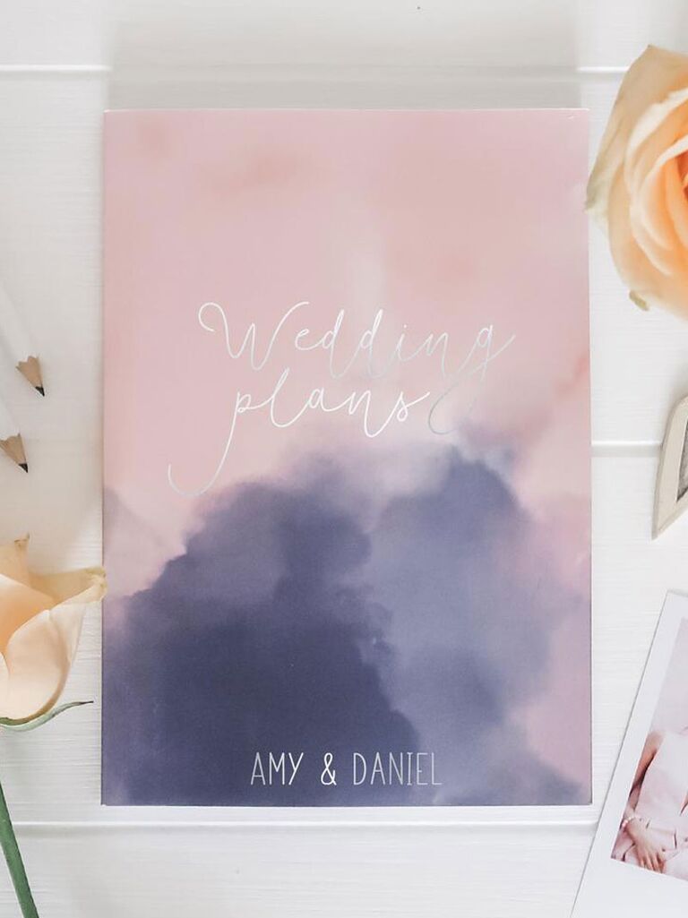 livre de planification de mariage personnalisé avec couverture rose et violette 