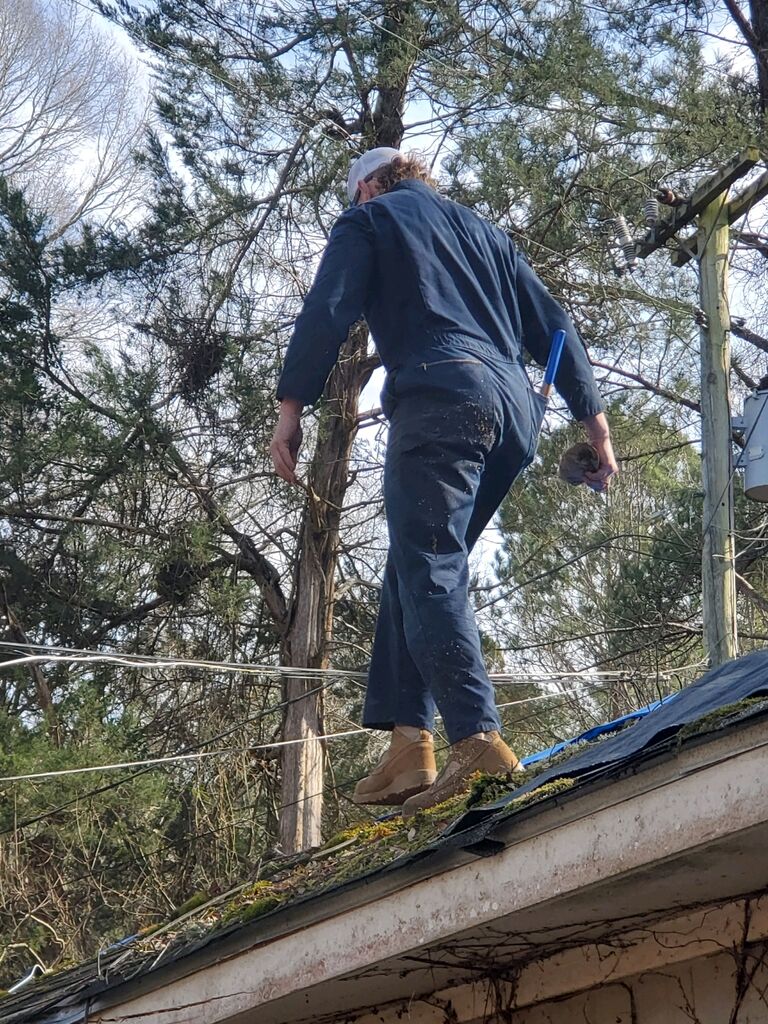 Eric helping fix Dixie's mother's shed! He's always offering to fix things around the house 🏠 