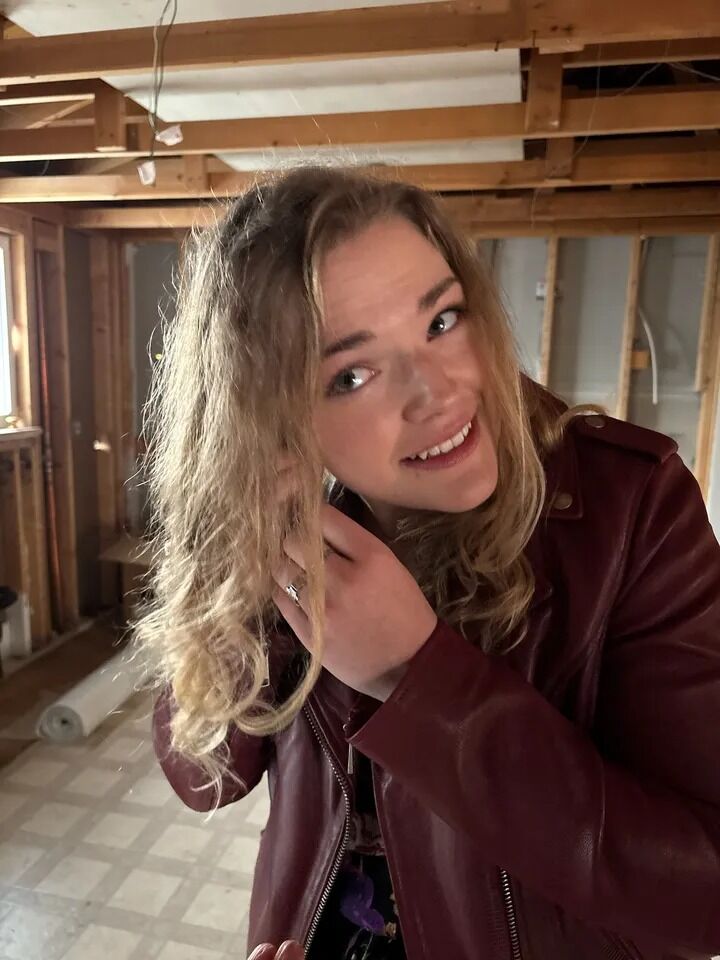 At the Powers' house (under renovation), Rachel received another clue and some beautiful opal ear rings.