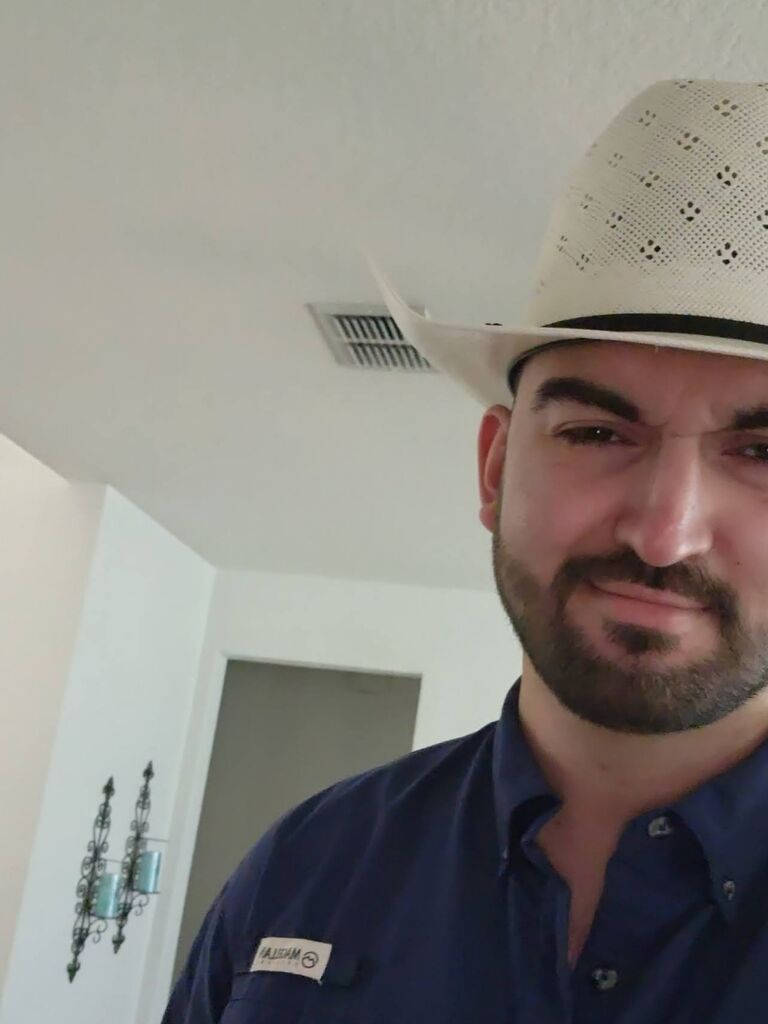 EJ tries to convince Minavet to move to Texas. Minavet says she'll do it, but EJ says he doesn't believe her.
Minavet moves to Texas.