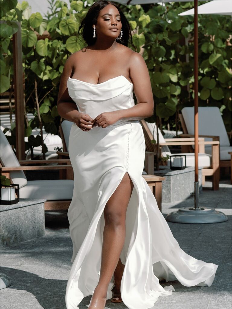 20 Best Plus-Size Beach Wedding Dresses | Boho, Casual, Sexy