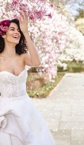 Novia con flor en el pelo junto a árbol florido