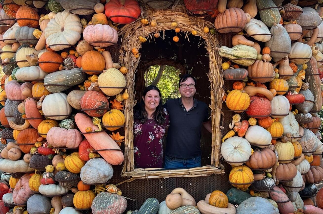 We visited Texas to celebrate Nora's father’s birthday and spend time with Nora's family. We enjoyed exploring the Dallas Arboretum and had fun carving a pumpkin together with Nora's brother.