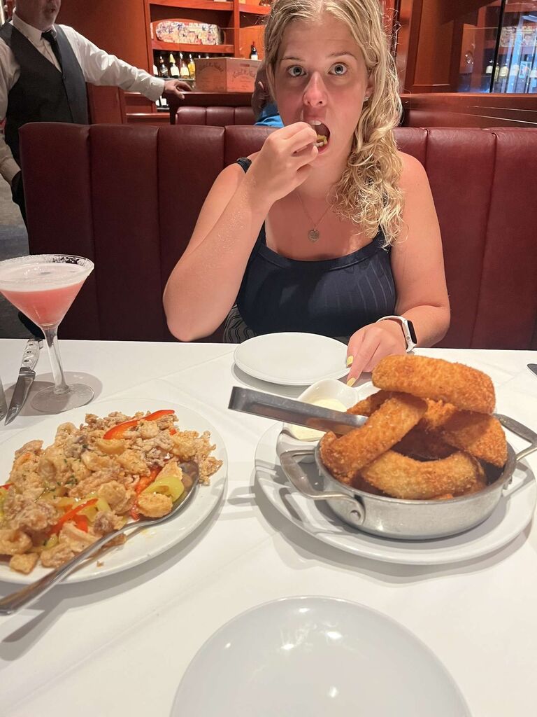 Quite ironic, nearly a year later, Alexis was captured devouring an onion ring just like Michael did. Yes, these onion rings were just as amazing as they look. 