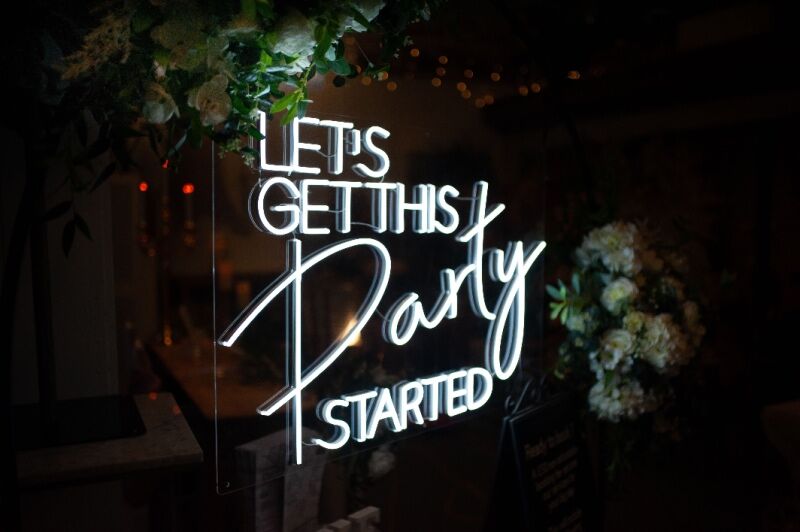 summer party ideas - neon sign