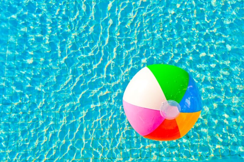 summer party ideas - beach ball arch