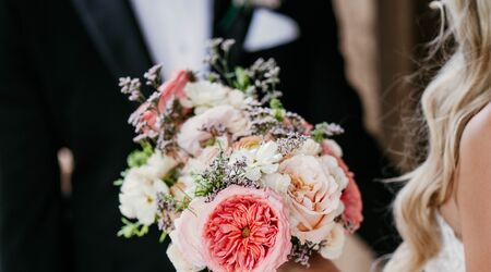 Poppy's Picks: 10 Dreamy Wedding Flower Settings for Couples