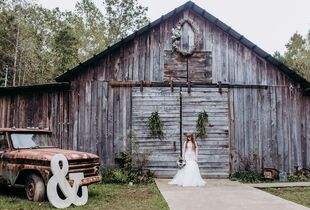 Sweet garden wedding brings vintage style to Tennessee barn