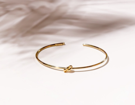 Simple knot gold bangle