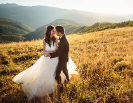 Colorado wedding couple posing in front of mountains