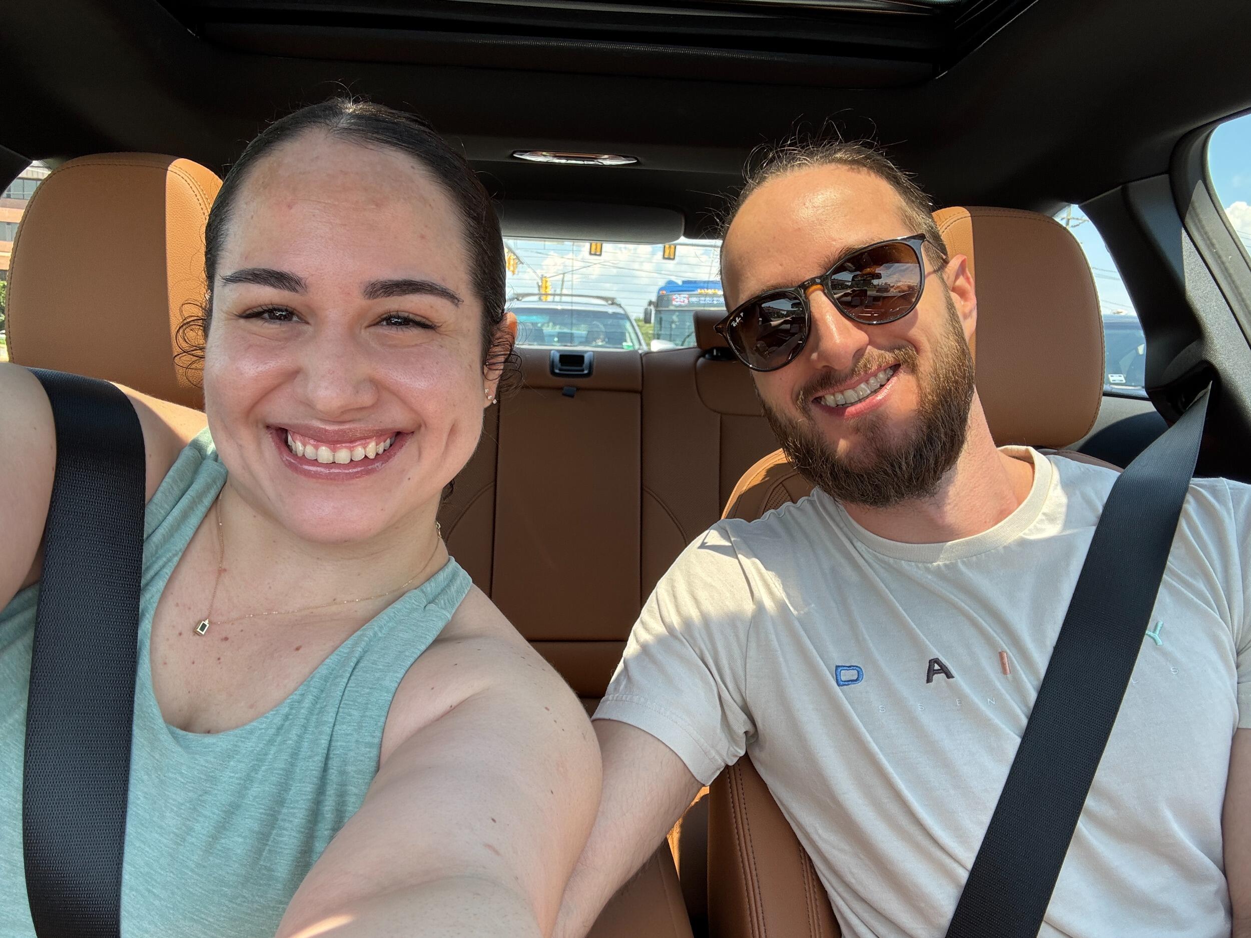 They began supporting each other’s wellness goals, starting with Josué taking Rachel to her first pilates class. • Comenzaron a apoyarse en sus metas de bienestar, empezando con Josué llevando a Rachel a su primera clase de pilates.