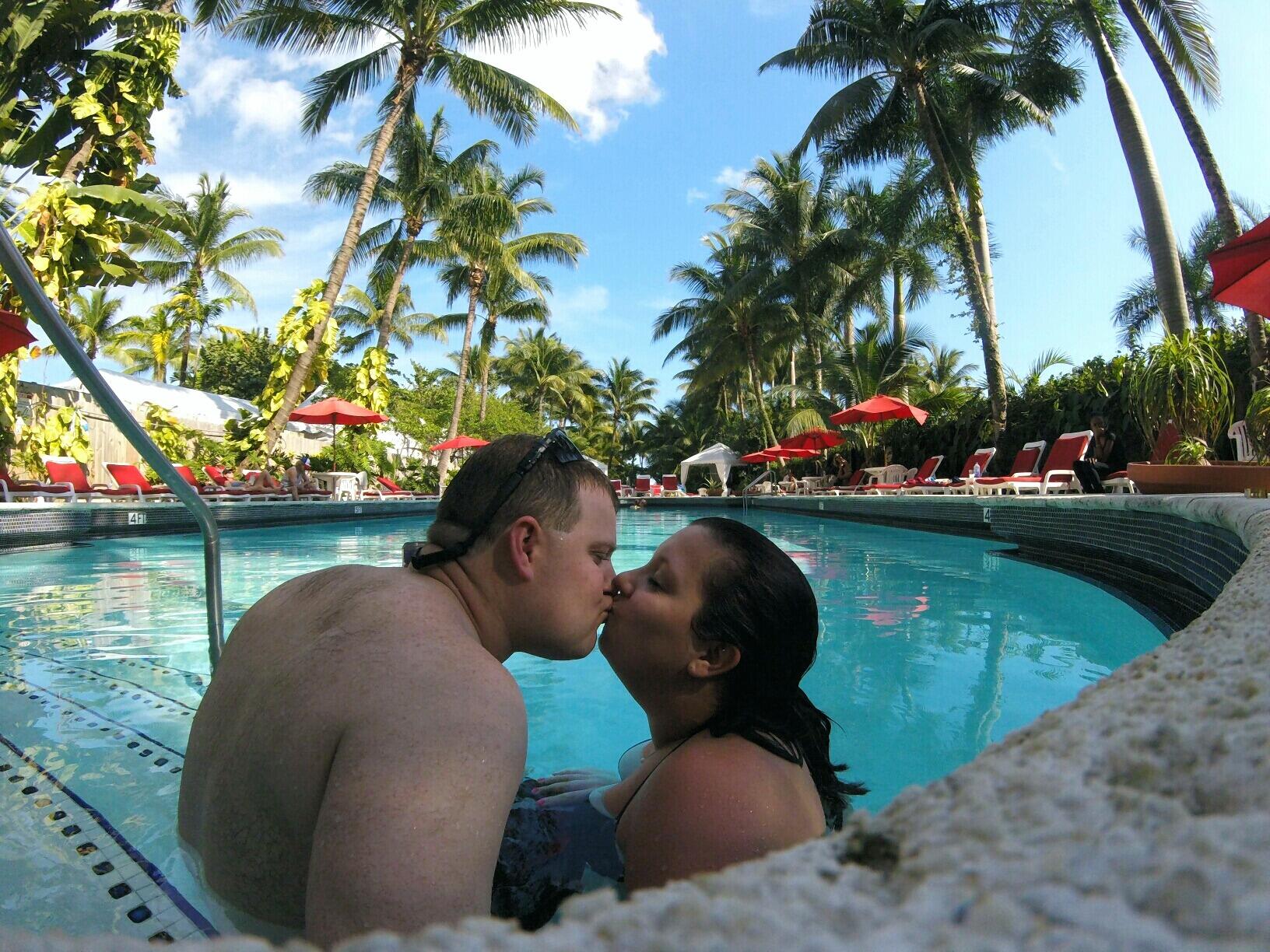 A Miami vacation full of sunshine, palm trees- and one disastrous flight where Megan got sick while DJ calmly played a game on his iPad like nothing was happening. (Classic.)