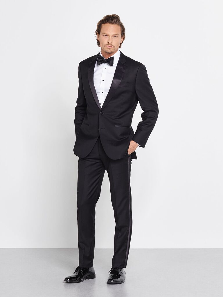Idea di outfit per gli invitati a un matrimonio in cravatta nera da The Black Tux. 
