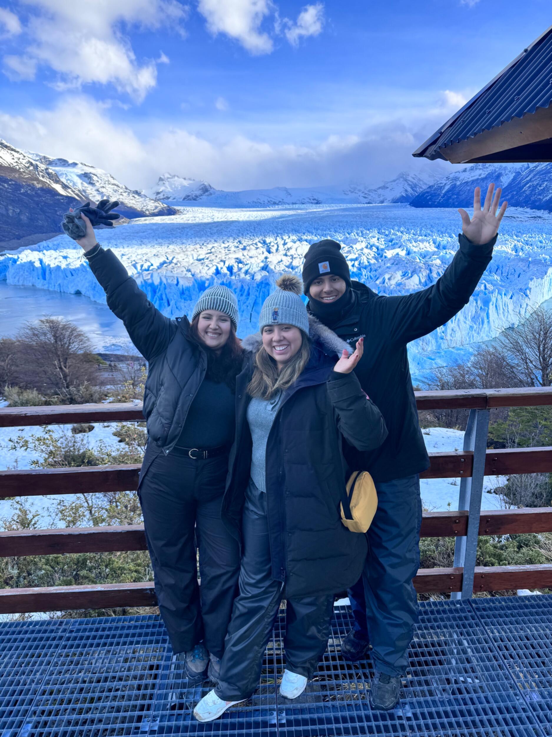 Por supuesto, hemos viajado mucho más — pero nuestro viaje al Perito Moreno en Argentina fue una experiencia verdaderamente única en la vida. 🇦🇷❄️

Un enorme agradecimiento a nuestra amiga Ximena por hacerlo posible.