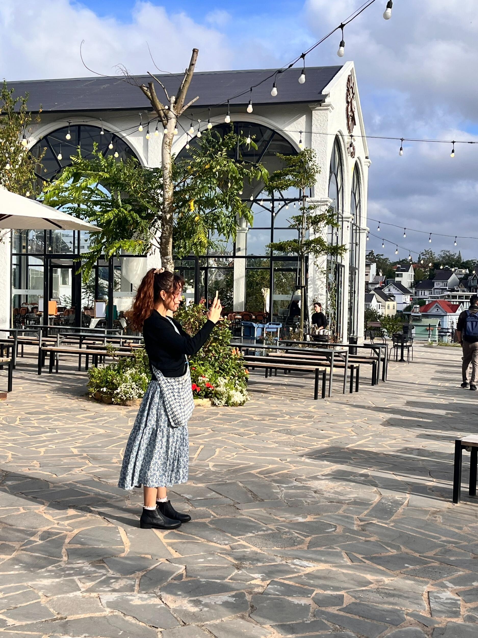 Then they all went to a beautiful restaurant on the hill to take some photos of the sunset...