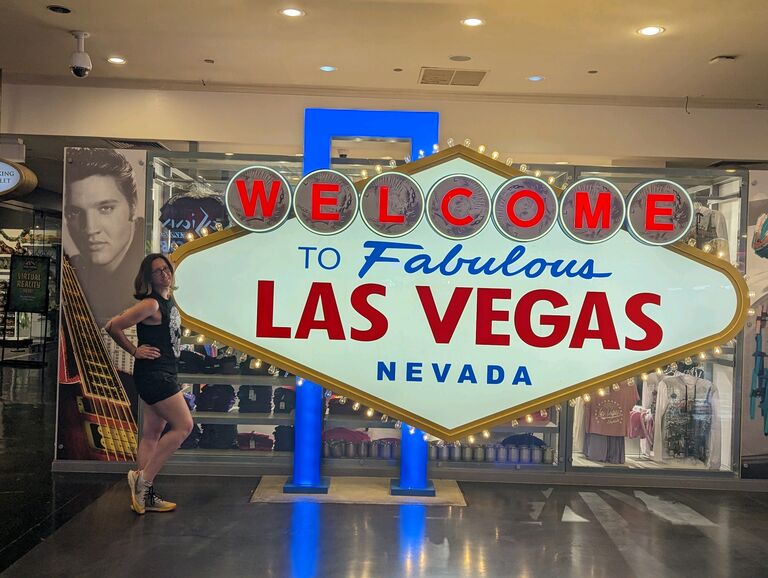Flew west to celebrate Emily's dirty thirty in Sin City.  We didn't have to pawn anything or get hospitalized for heat stroke.  Chris and Emily both got lucky everynight.  