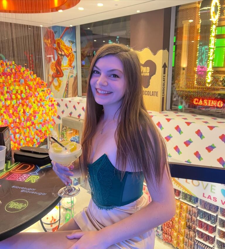 Austin plans a trip to Vegas to celebrate Nicole's 25th birthday. 🎰