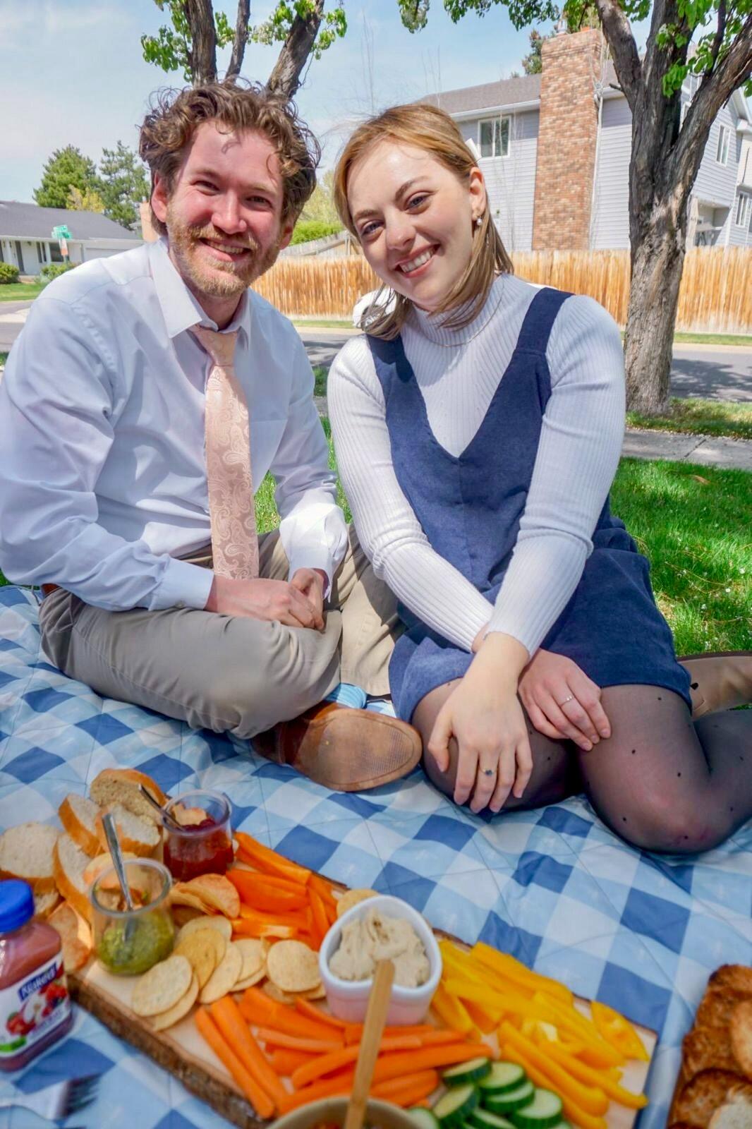 Sunny Sunday picnic date. 