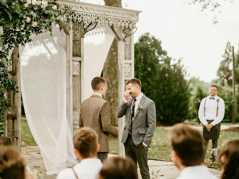 Exchanging of vows at an elegant outdoor wedding