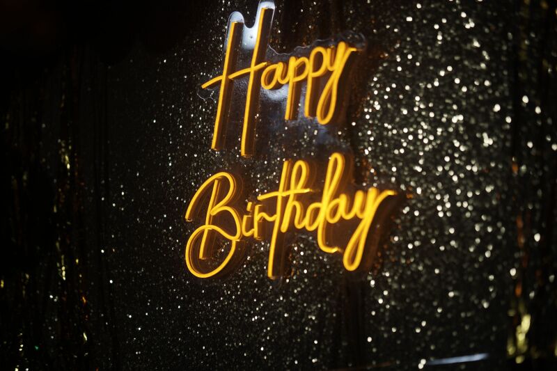 24k Gold birthday party ideas - neon sign
